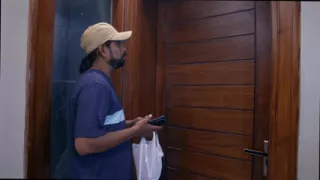 Delivery boy get unexpected bonus from girl costomer