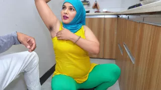 When my muslim stepmom ask to milkman for jhaada, He licked stepmom's Armpit and Fuck her in Kitchen... Viral Hindi Video.