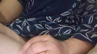 Desi bhabhi ne kursi pe beth ke apni chooth ke maje liye