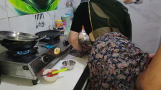 Desi bhabhi kitchen me khana bana rahi thi tabhi devar ne piche se le li bhabhi ki hardcore sex