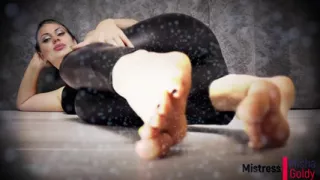 Deny your orgasm again and again over my oiled feet ! Mesmerizing mindfuck!