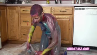 Bald chick Shelly paints her naked body
