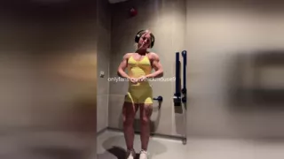 18-Year-Old Gym Girl Squirts on Instagram Live