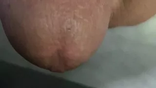 In the bathroom, there was a cock that was getting an erection, only knowing how to endure it, not having to do it