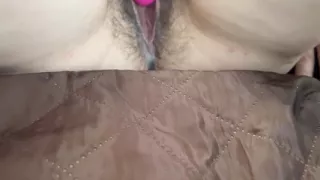 I peek at my stepsister jerking off her pussy!! She's all leaking