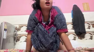 Desi Wife Wakes up Horny - Husband Fucks Her Before Breakfast. Hindi Video