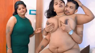 Baap ne sauteli beti ko kapda badalte dekh liya phir patak ke chod diya