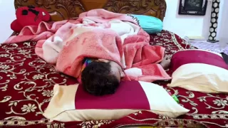 Soye hue sotele bhai land khara kar apne bur me le liya