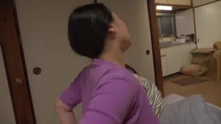 A180F12 My mother, whose hips are exposed, gets erect and goes berserk with my mother hurting her back, and my instinctively indulgent pleasure in a forbidden, lewd sex with my mother in a state of pleasure!
