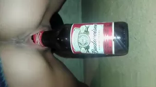 Loira em porno amador sentando na garrafa de Budweiser