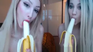 Lindas loiras lésbicas chupando banana