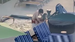 Casal foi pego no flagra transando na piscina