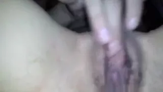 Magrinha melada se masturbando