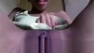 Mulata Brasileira exibindo buceta rosinha na webcam