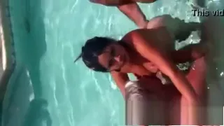 Safada com dois coroas ricos na putaria