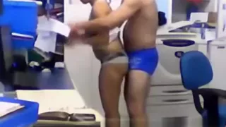 Tentando passar o rodo na faxineira safada