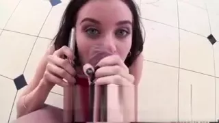 Lana Rhoades 18 anos pagando boquete