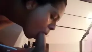 Moreninha chupando pau do amigo safado