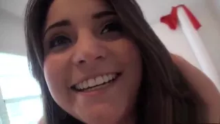 Cara novinha deliciosa mostrando a bucetinha