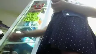 Bajo La Falda De Una Morena