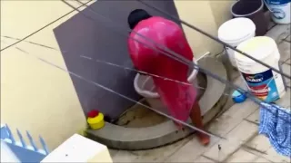 Tante in roter Nachtdusche