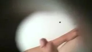 Großer Schwanz beim MASTURBATEN in öffentlicher GYM-Dusche erwischt