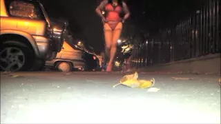 cougar qui montre son cul dans la rue