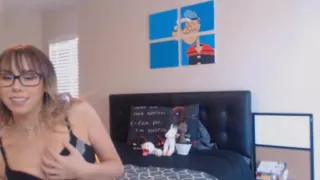 Cute Nerdy Babe Knows How To Squirt