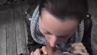 Sexy brunette suce son mec et avale tout lors d'une promenade en foret