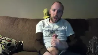 College-Junge wichst auf Couch