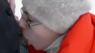 Frau mit Brille Schnee Blowjob
