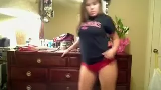 Girl Shaking Her Booty To Cam
