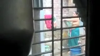 Desi Aunty Topless Outdoor Bathing And Chenging Caught By Hidden Cam