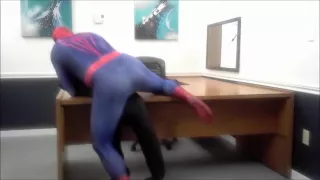 Spiderman verprügelt einen Räuber, den er in einem Büro findet