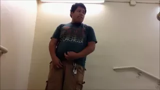 Molliger Junge mit kleinem Schwanz wird von der Sicherheitskraft in einem Hotel erwischt