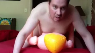 Eine Aufblaspuppe ficken