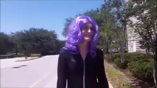 Tgirl Sissy trägt Catsuit in der Öffentlichkeit