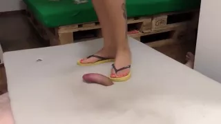 Flip flop cruel cockcrush dancing