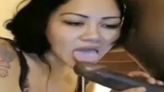 Orientalische Schlampe saugt auf einer Cam, die dunkel ist