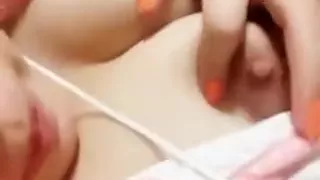 Heißes Mädchen zeigt ihre riesigen Titten, während sie ihre heiße Möse reibt