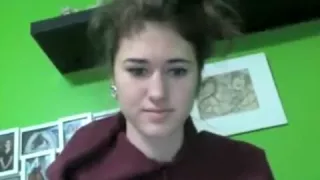 Teen Plays On Her Cam