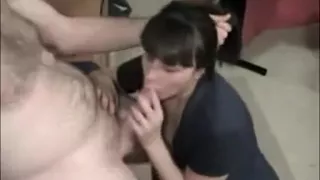 Perspektivischer Blowjob von der Exfreundin, die brünett ist