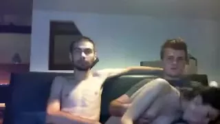 Kleine Schlampe fickt zwei Schwänze auf ihren Zuschauern