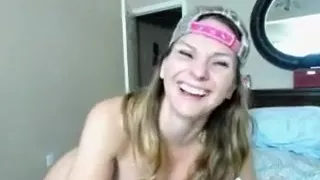 Webcam-Babe posiert und macht einen Striptease und zeigt einen tollen