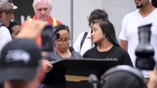 Alter Mann wird von zwei großen schwarzen Bullen gefickt.