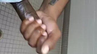 Beim Streicheln im Fitnessstudio erwischt