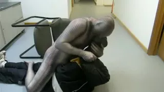 zentai-Krokodil benutzt Spritze, um Räuberpuppe auszuschalten