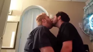 Küssen und Lecken der Brustwarze mit dem Ehemann