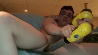 Junge benutzt Elektrowerkzeug Dildo
