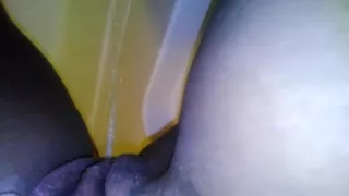 31 weeks pregnant Pissing up close